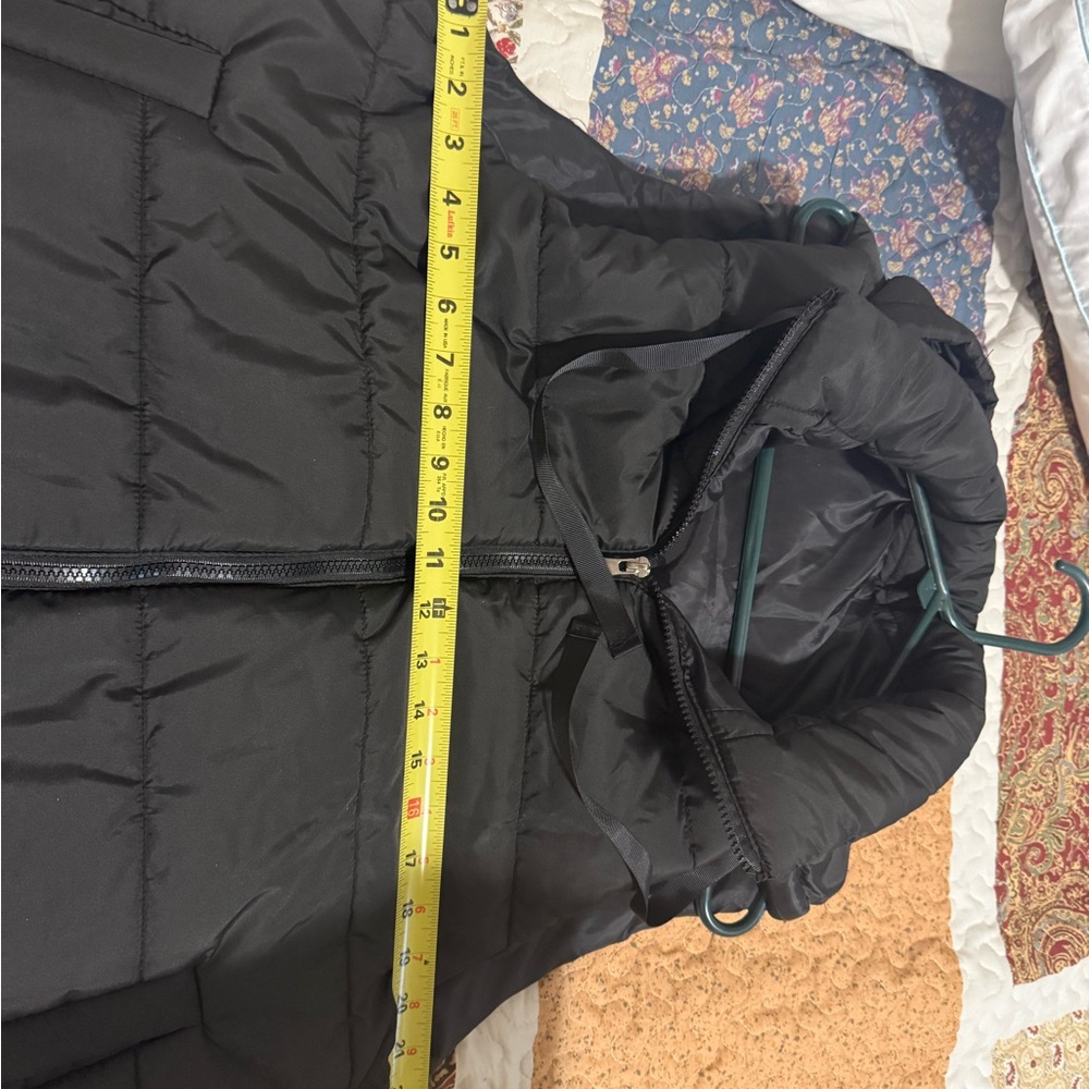 Elegant Black Hooded Quilted Vest - Picture 2 of 4